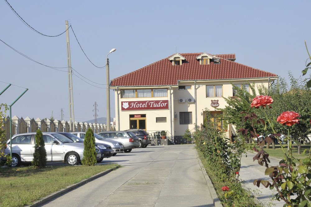 Hotel Tudor Ploiesti Bagian luar foto