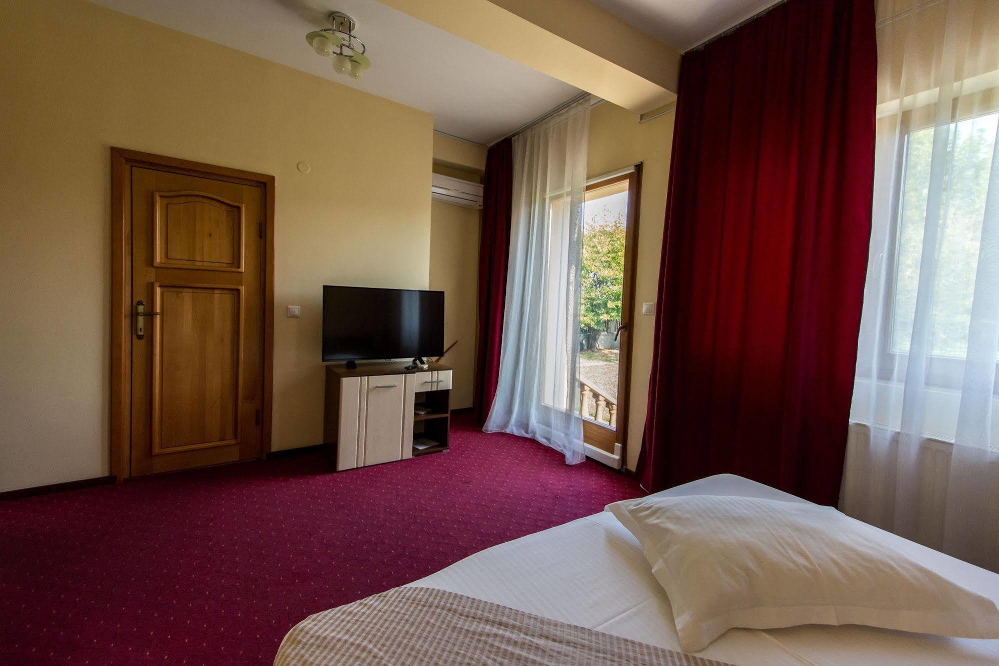 Hotel Tudor Ploiesti Bagian luar foto